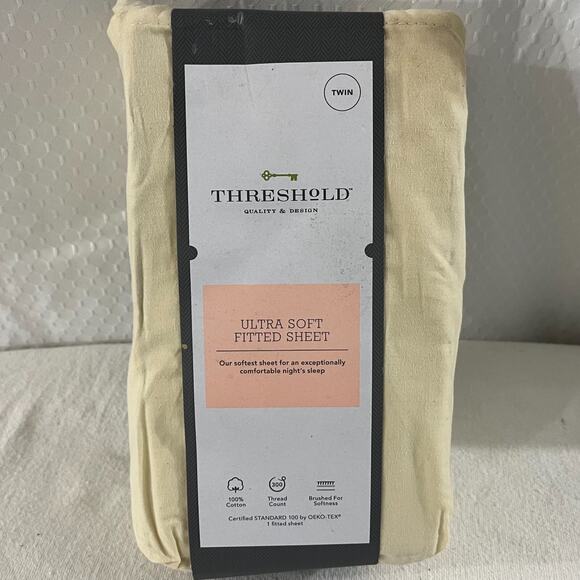 Threshold Ultra Soft Light Yellow TWIN Fitted Sheet 300 Thread Count (39"x75") - Picture 1 of 2